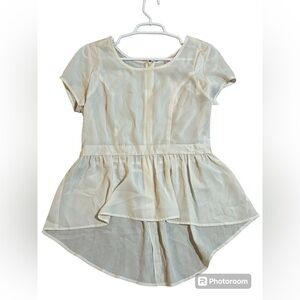 Romeo & Juliet Couture size M hi lo zipper back cream blouse